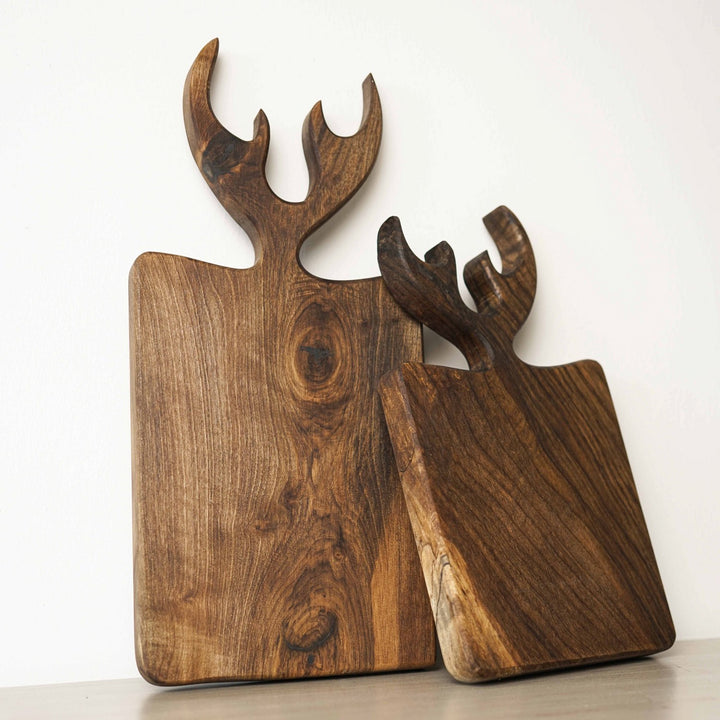 ahşap sunum tabagi doku detayi geyik figurlu vornom