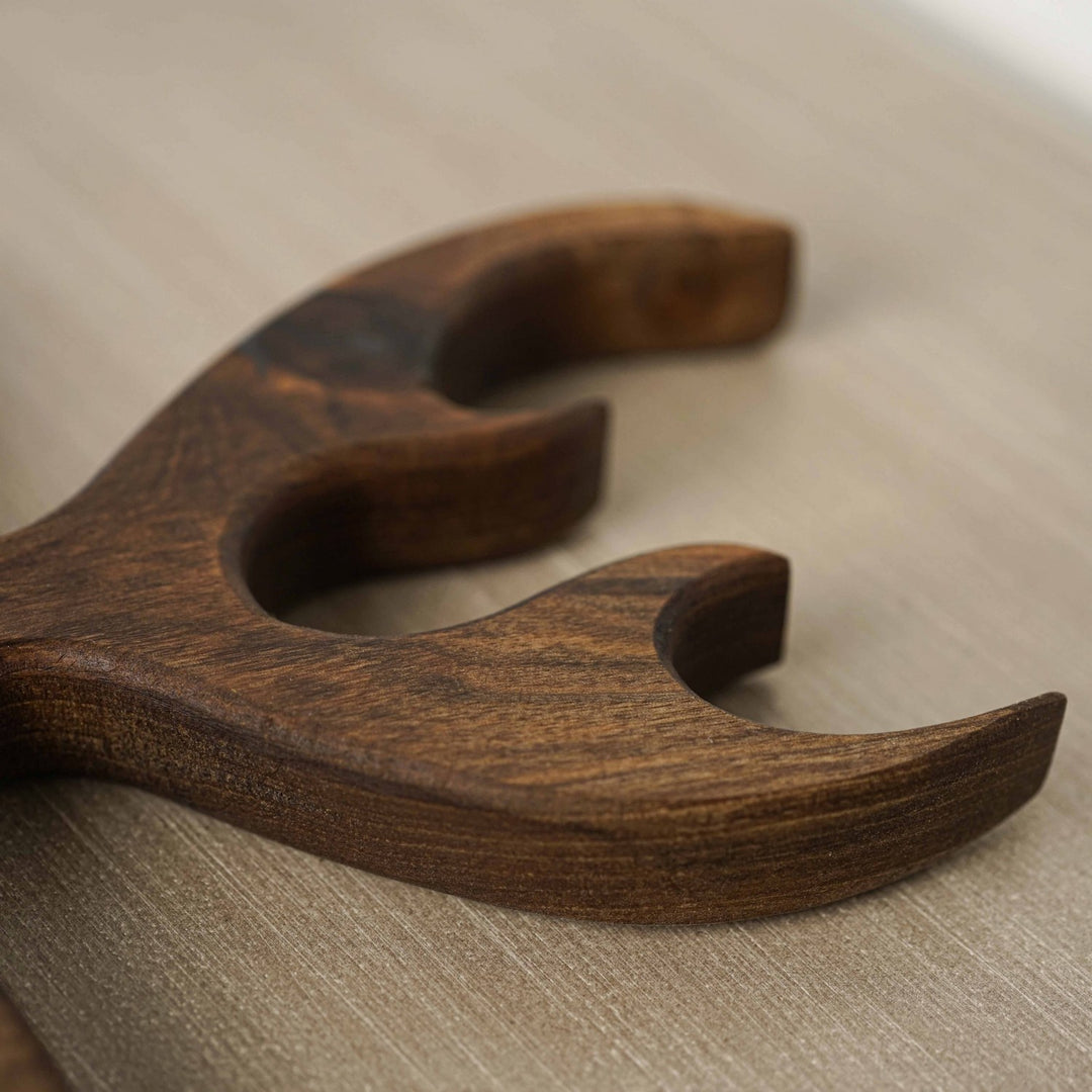 ahşap sunum tahtasinin geyik dali  seklindeki tutma kismi vornom