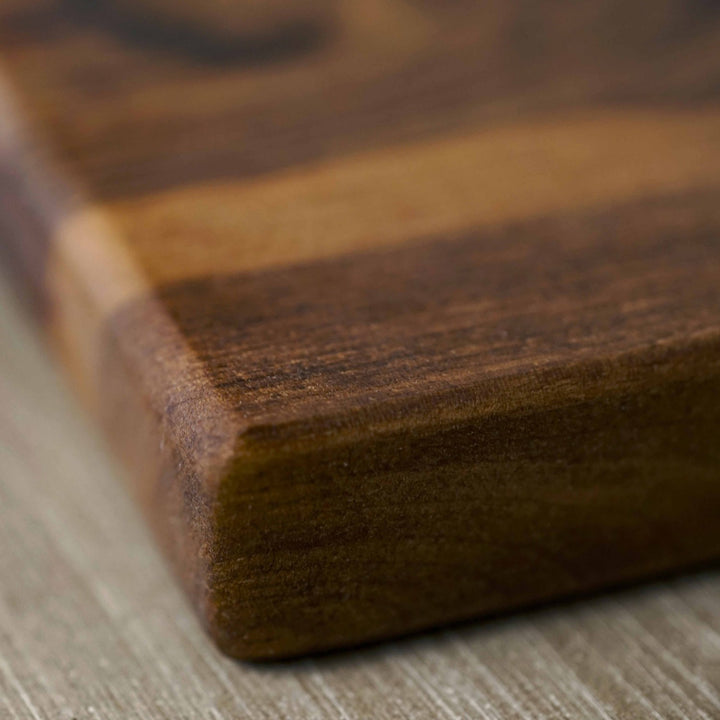 ahsap sunum tahtasinin yakin cekim ile sicak ceviz dokusu vornom