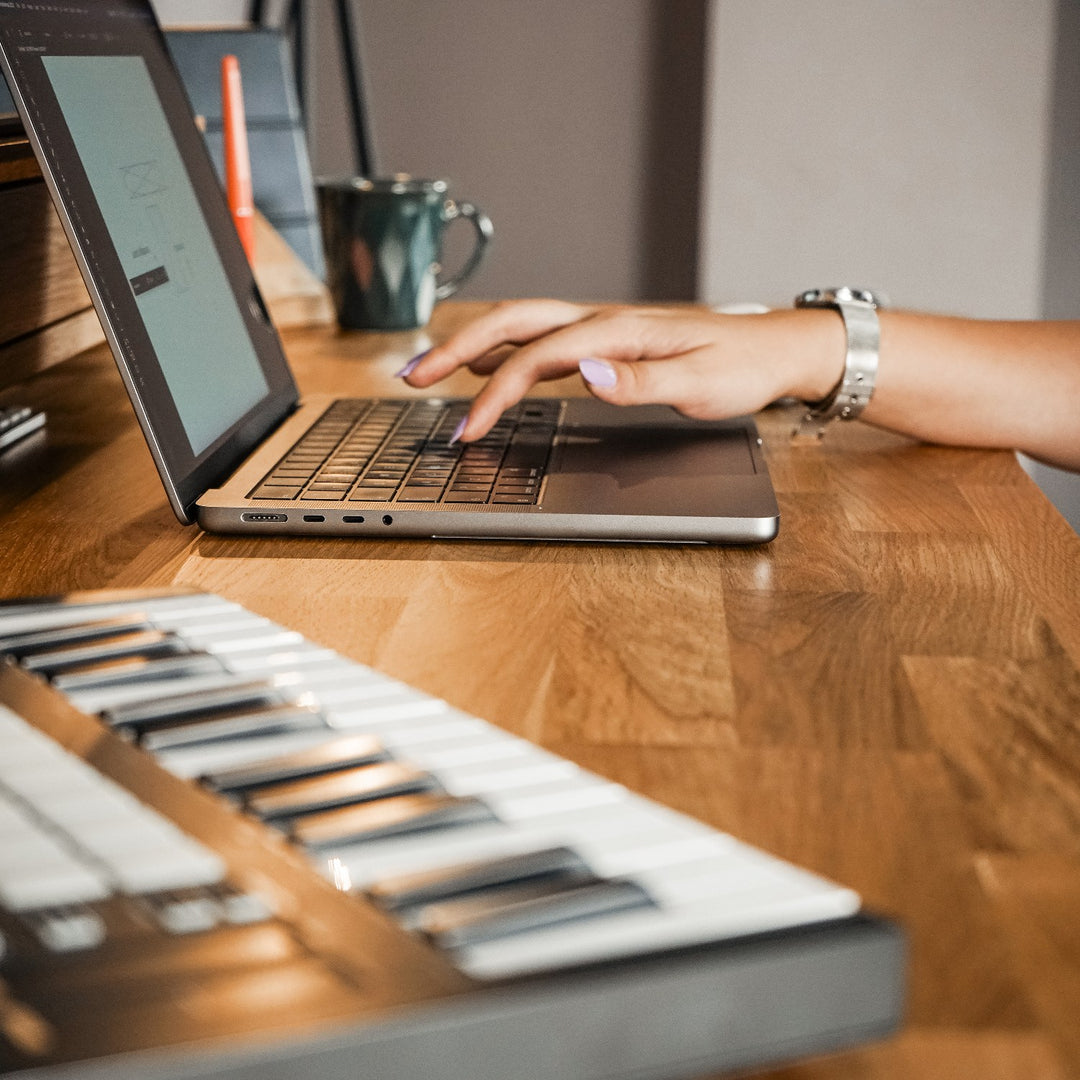 yuksekligi ayarlanabilir elektrikli ahsap masa dogal ceviz dokusuyla estetiktir vornom