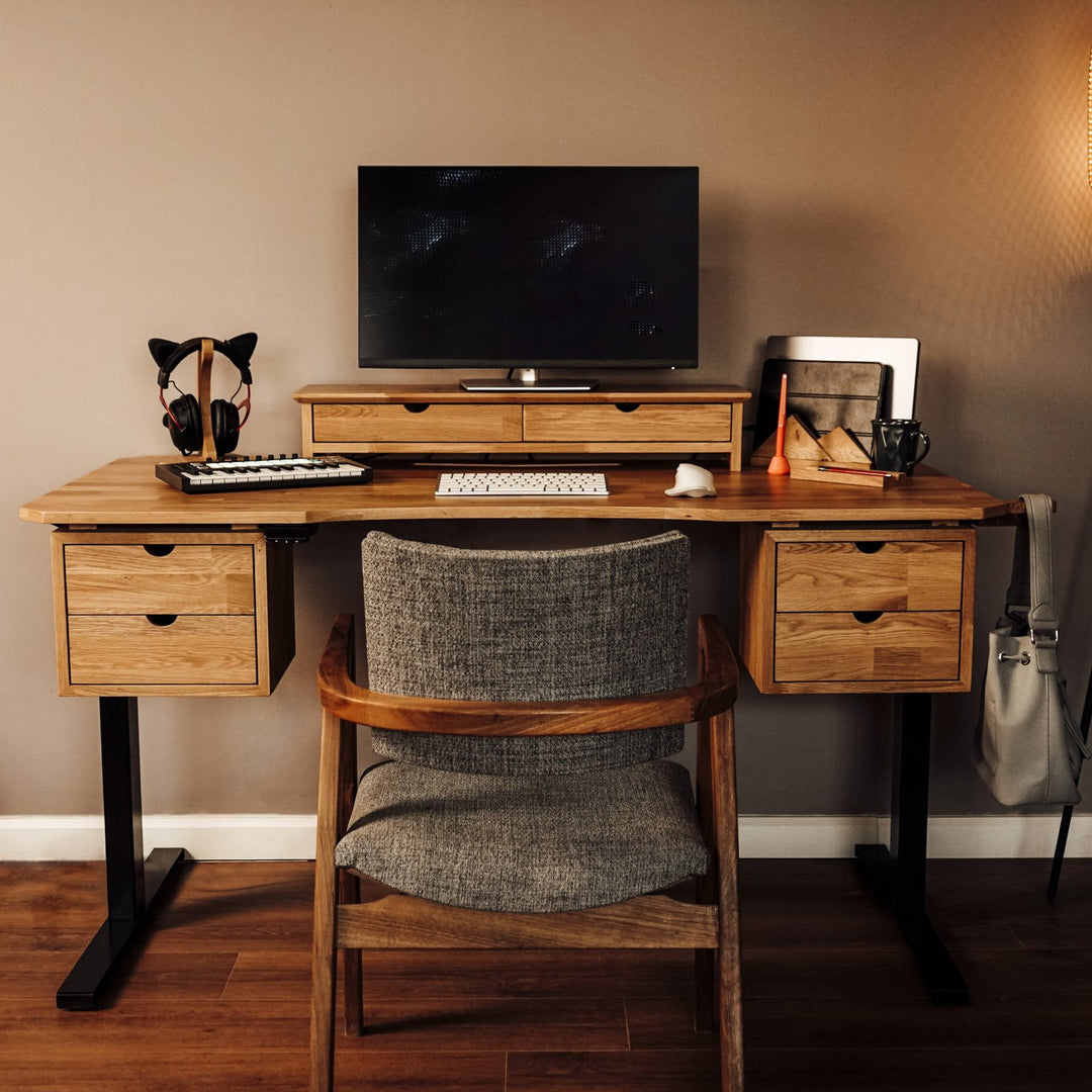 elektrikli yukseklik ayarli masa cekmeceli monitor standi kulaklık ve tablet tutucu ile cok yonlu kullanim saglar vornom