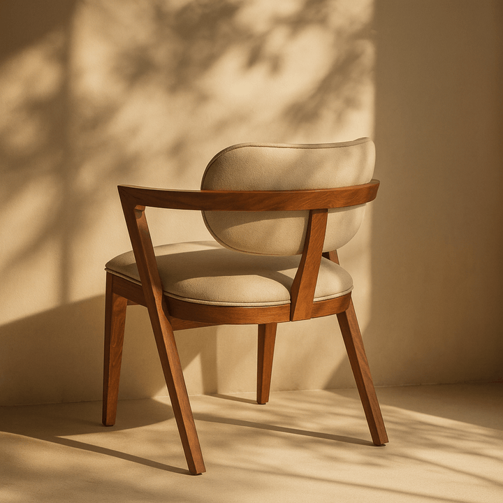 Z-Form Masif Kayın Tasarım Koltuk, bir ağacın önünde yer alıyor.