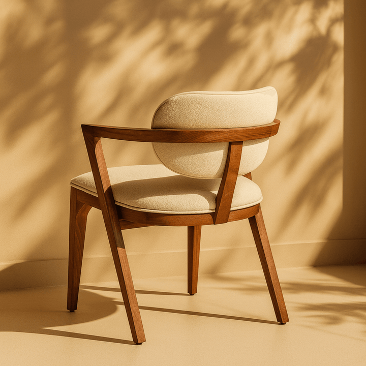 Ahşap çerçeveli, bej renkli döşemeye sahip Z-Form Masif Kayın Tasarım Koltuk.