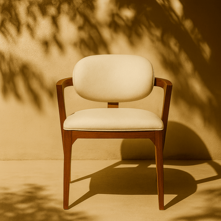 Z-Form Masif Kayın Tasarım Koltuk; ahşap çerçeve ve bej döşemeli oturma alanı ile şık bir tasarım.