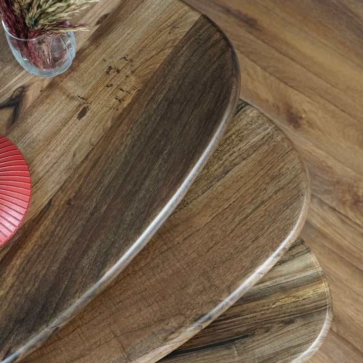 3lu ceviz zigon sehpa takiminin yakin cekim ile dokusu ve dogalligi vornom