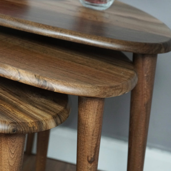 3lu zigon sehpa takimi ceviz agacinin sicakligi ve konik ayaklariyla estetik bir gorunum sunar vornom