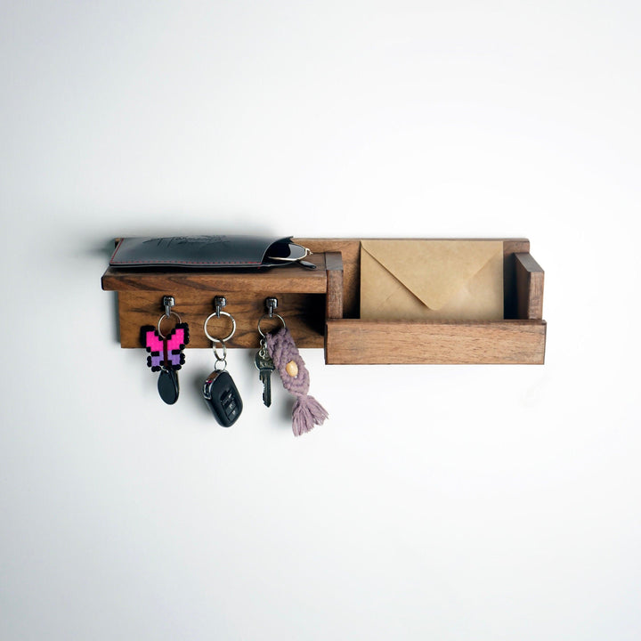 islevsel tasarimi ile dikkat ceken duvara monte ceviz agacindan anahrtar askisi vornom