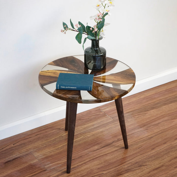 uc adet konik ayagi ve yel degirmeni tasarimli yuvarlak tablasiyla modern epoksi ceviz sehpa vornom