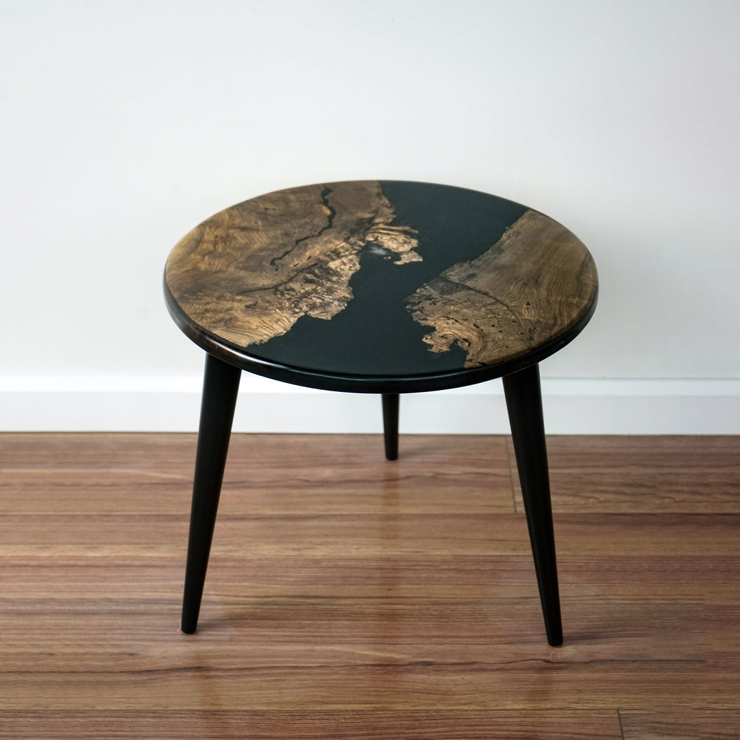 siyah epoksi nehir desenli ceviz yuvarlak yan sehpa estetik ve modern gorunume sahiptir vornom