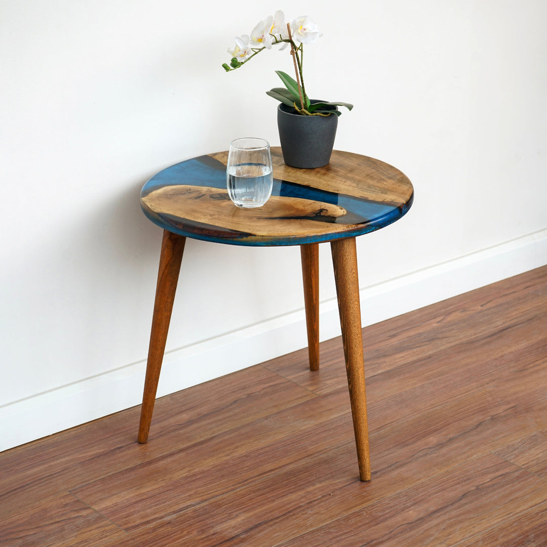 mavi epoksi nehir desenli konik ayakli ceviz yan sehpa vornom