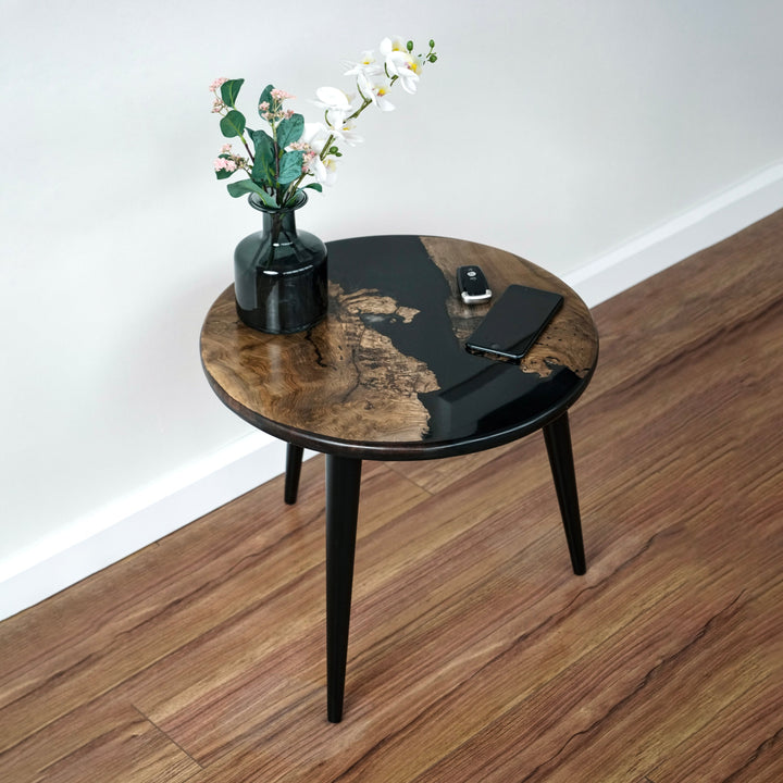 siyah epoksi nehir desenli konik siyah ayakli ceviz yuvarlak yan sehpa vornom