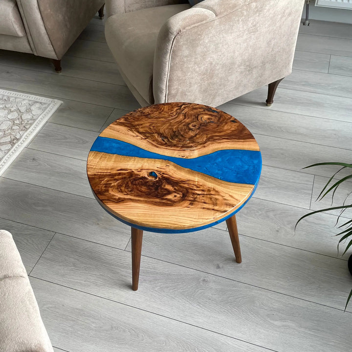 epoksi yan sehpa mavi nehir deseni ve yuvarlak formuyla modern bir urundur vornom