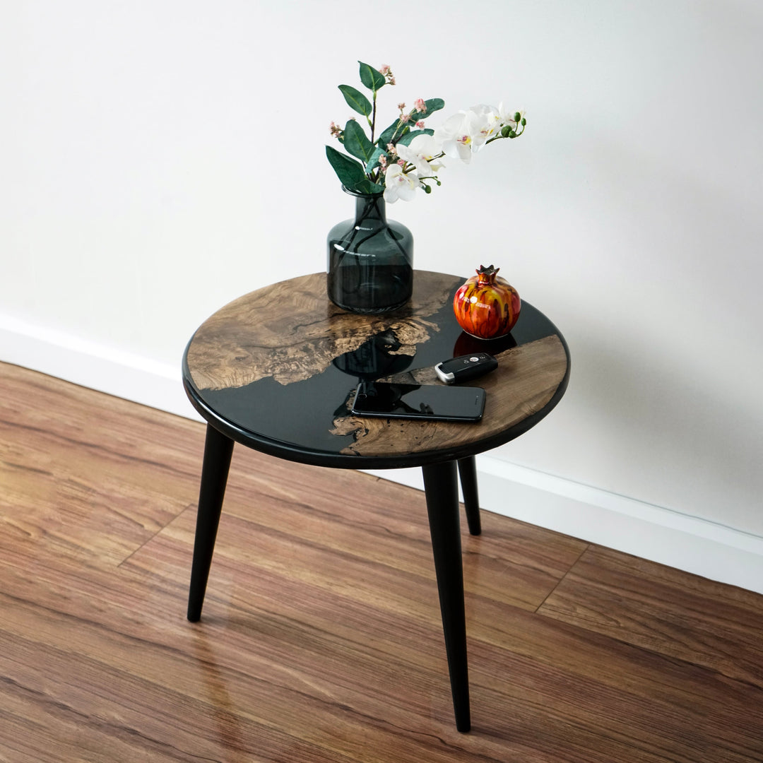 siyah nehir epoksi desenli konik ayakli ceviz yan sehpa islevsel kullanim sunar vornom